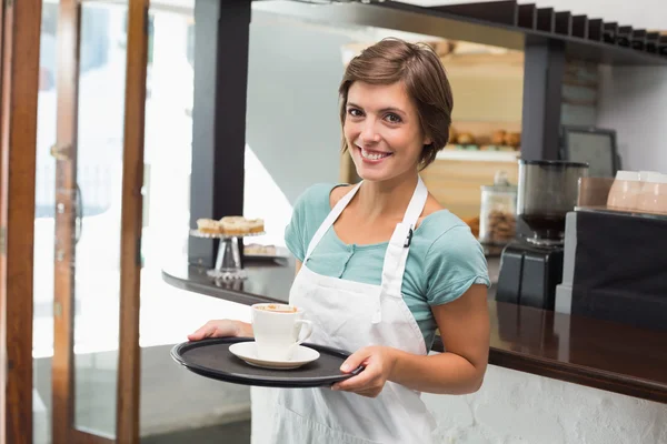 Hezká barista na fotoaparát drží podnos — Stock fotografie