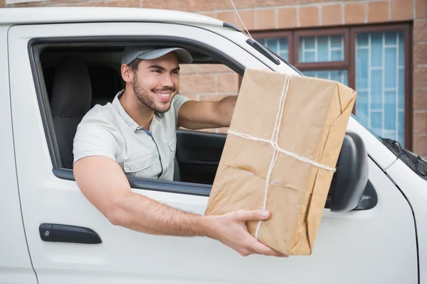 Motorista de entrega oferecendo parcela — Fotografia de Stock