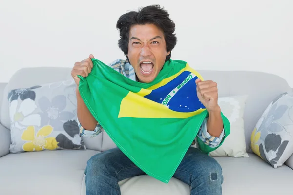 Brasileña fanático del fútbol animando mientras viendo la televisión —  Fotos de Stock