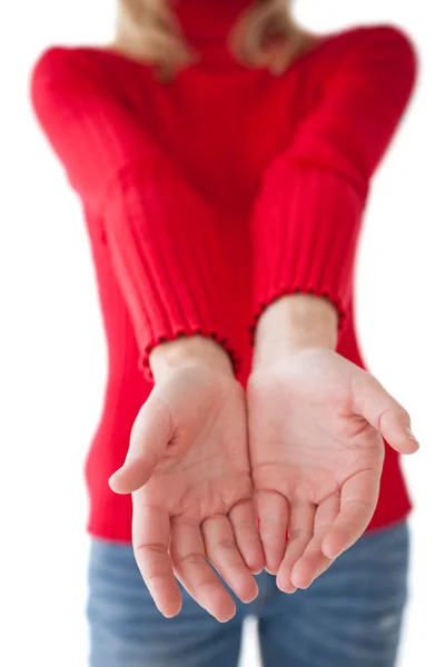 Sezione centrale della donna che presenta il prodotto — Foto Stock