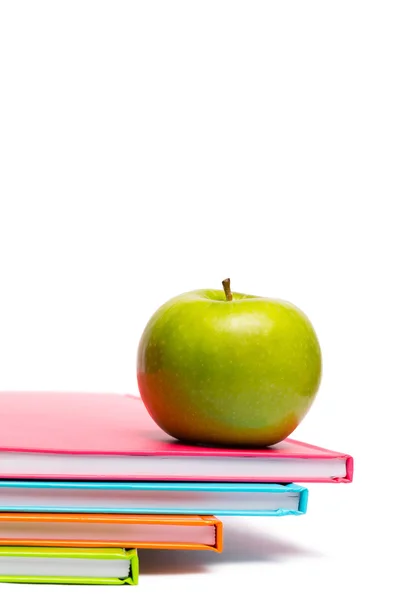 Grüner Apfel auf Notizbüchern — Stockfoto