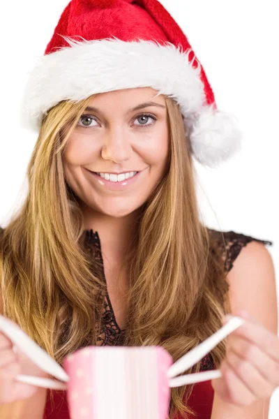 Rubia festiva abriendo una bolsa de regalo — Foto de Stock