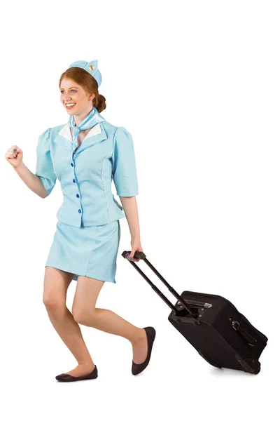 Hübsche Stewardess zieht Koffer — Stockfoto