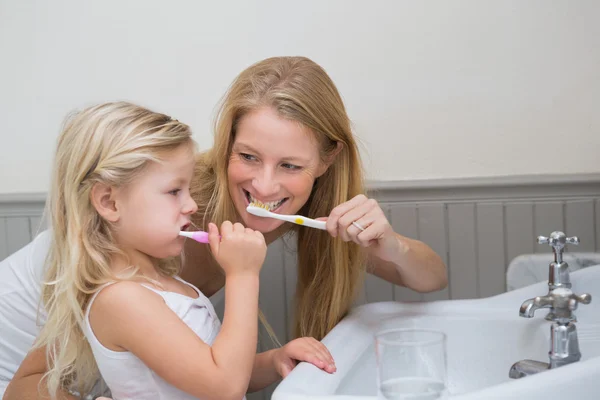 Mutter und Tochter putzen sich die Zähne — Stockfoto