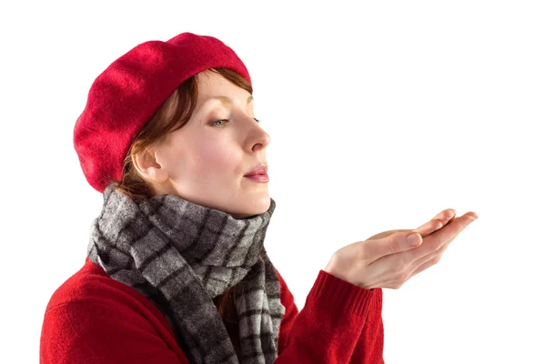 Frau bläst Kuss aus den Händen — Stockfoto