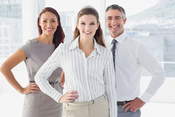 Empresária sorridente com a mão na anca — Fotografia de Stock