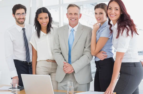 Equipo de negocios sonriendo a la cámara — Foto de Stock