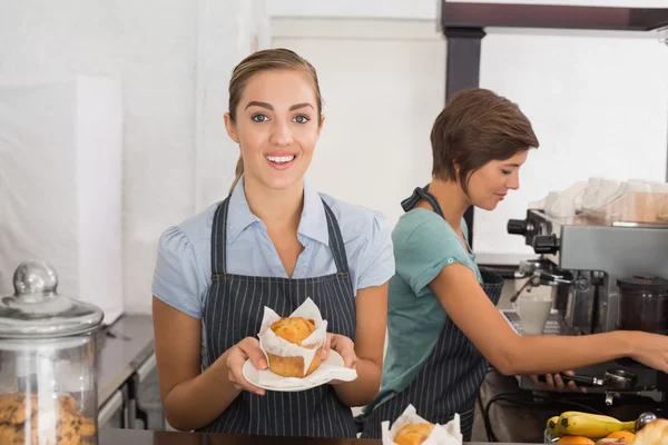 Camareras guapas trabajando con una sonrisa — Foto de Stock