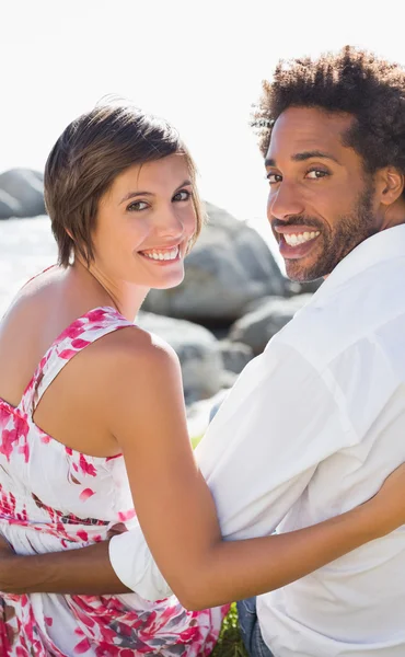 Lindo casal sorrindo para a câmera — Fotografia de Stock