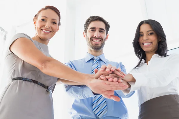 Travailleurs avec les mains empilées souriant — Photo