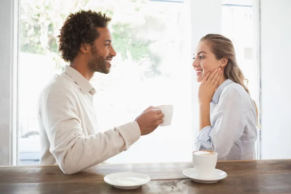 Pareja feliz en una cita tomando café —  Fotos de Stock