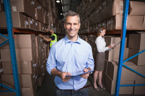 Magazzino manager sorridente alla macchina fotografica — Foto Stock