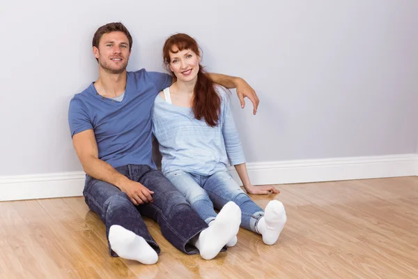 Paar zittend op de vloer samen — Stockfoto