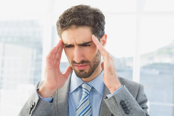 Geschäftsmann leidet unter Kopfschmerzen — Stockfoto