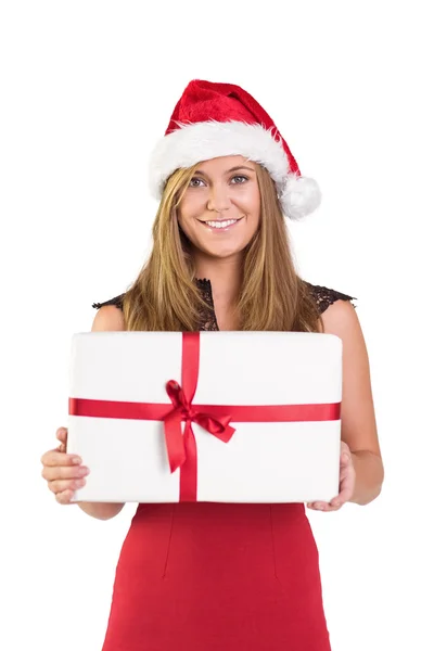 Rubia festiva mostrando un regalo — Foto de Stock