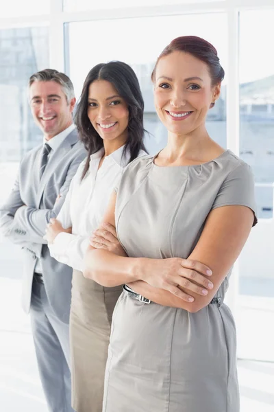 Empresária sorrindo no trabalho — Fotografia de Stock