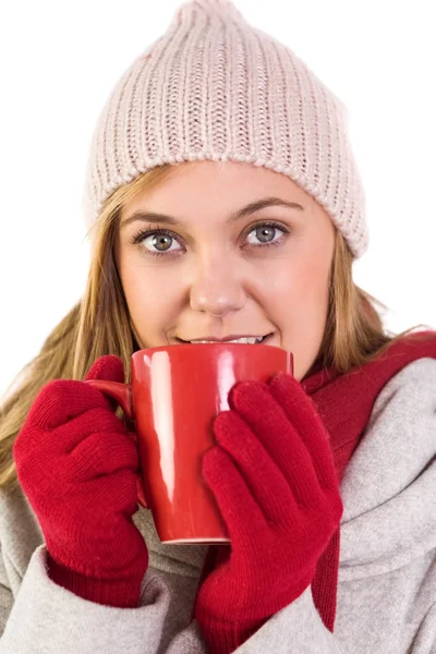 Glad blondin i vinterkläder håller mugg — Stockfoto