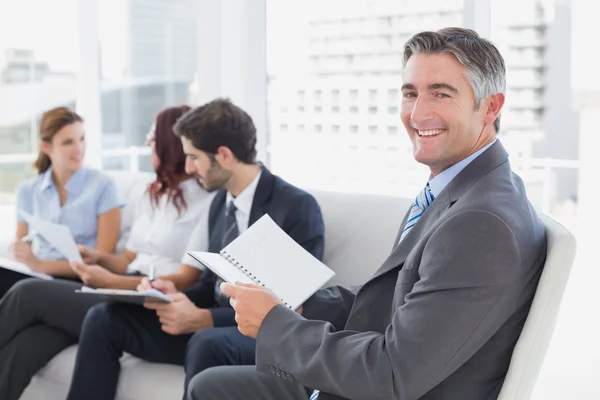 Homme d'affaires souriant à la caméra — Photo