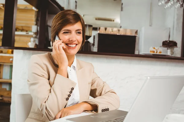 Bastante mujer de negocios trabajando en su descanso — Foto de Stock