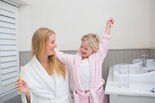 Moeder en dochter poetsen tanden — Stockfoto