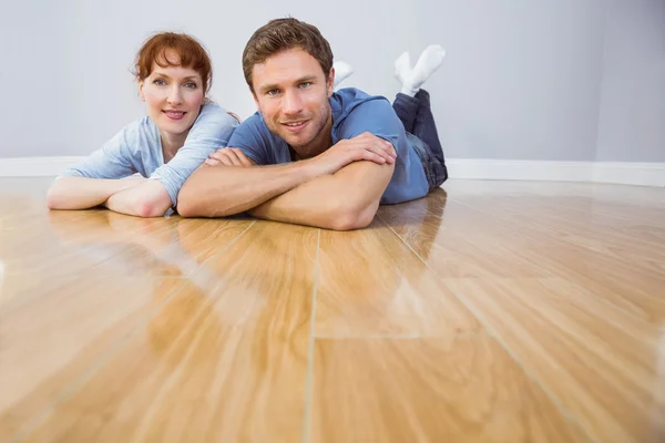 Couple lying on the floor — Stock Photo, Image