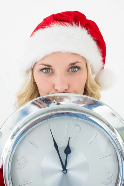 持有的圣诞老人美女裁剪时钟 — 图库照片