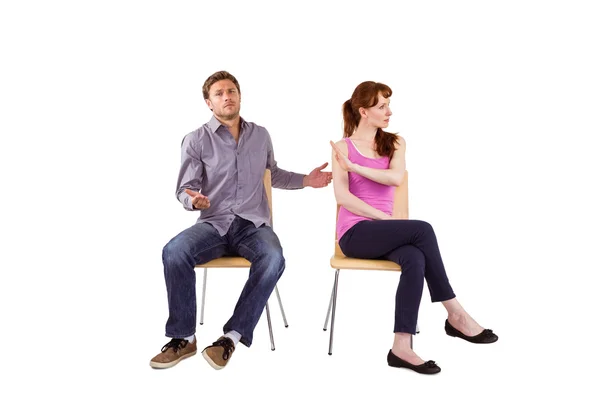 Sentado casal tendo uma discussão — Fotografia de Stock
