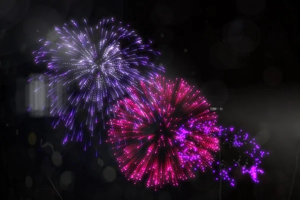 Fogos de artifício coloridos explodindo — Fotografia de Stock