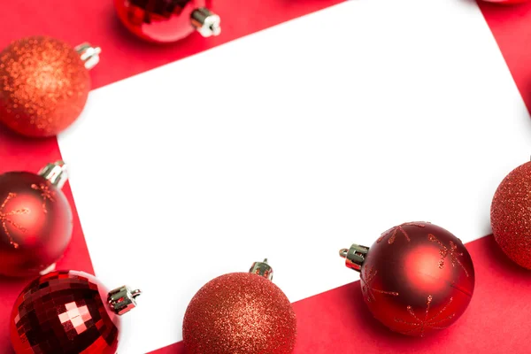 Página branca cercada por bugigangas de Natal — Fotografia de Stock