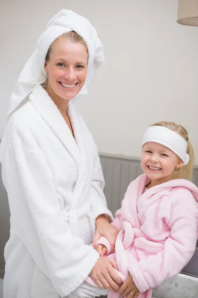 Mädchen mit Mutter in Bademänteln — Stockfoto