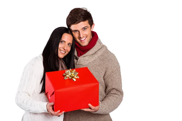 Junges Paar mit einem Geschenk — Stockfoto