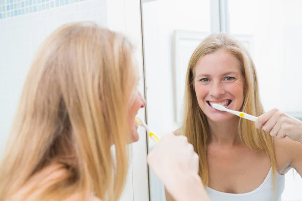 Glad kvinna borsta hennes tänder — Stockfoto