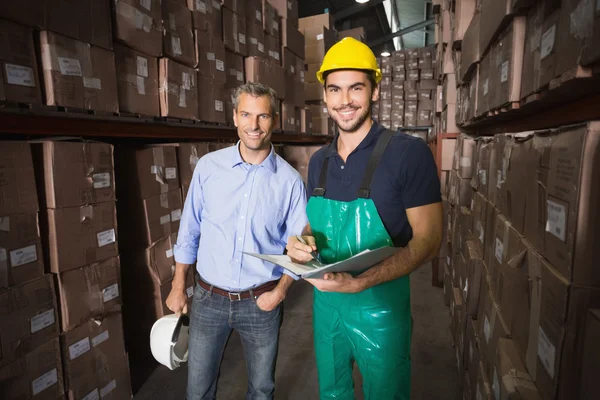 Warehouse manager with worker — Stock Photo, Image