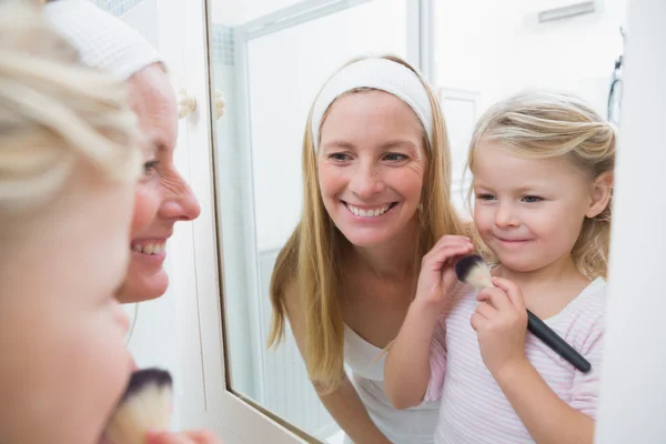 Mère et fille jouent avec le maquillage — Photo