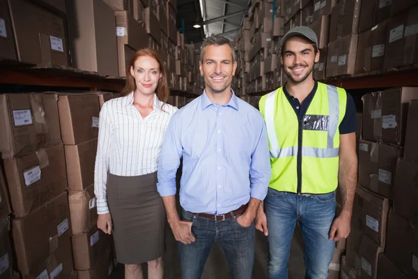 Warehouse laget ler mot kameran — Stockfoto