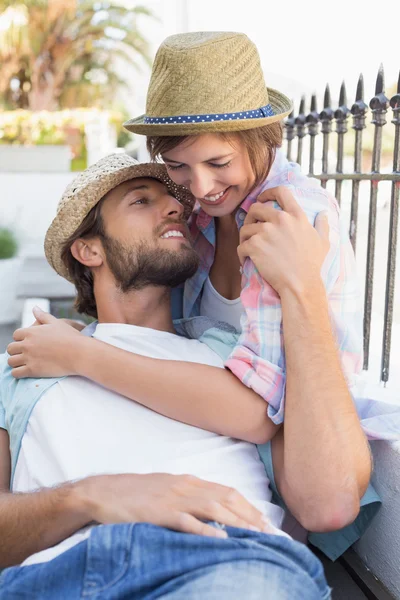 Pareja feliz sentada y abrazada —  Fotos de Stock