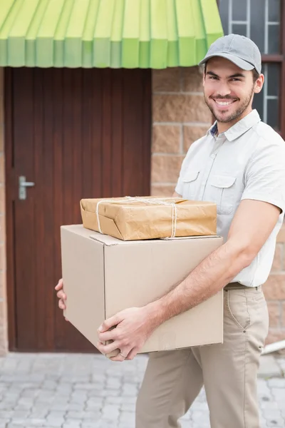 Zusteller läuft mit Paketen — Stockfoto