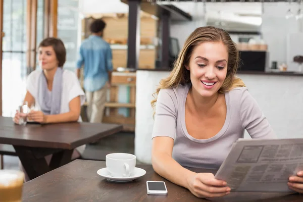 Bonita rubia leyendo el periódico — Foto de Stock