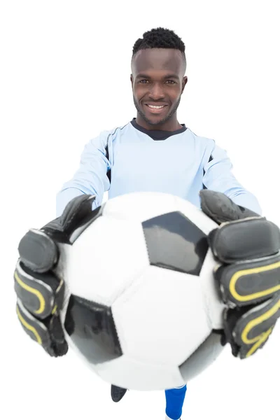 Porträt eines lächelnden, gutaussehenden Fußballers — Stockfoto