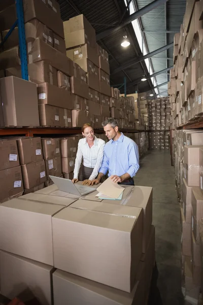 Warehouse team som arbetar tillsammans på laptop — Stockfoto