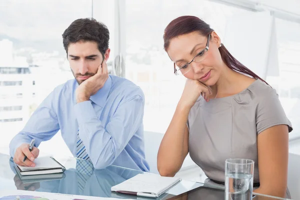 Empresária e seu colega lendo — Fotografia de Stock