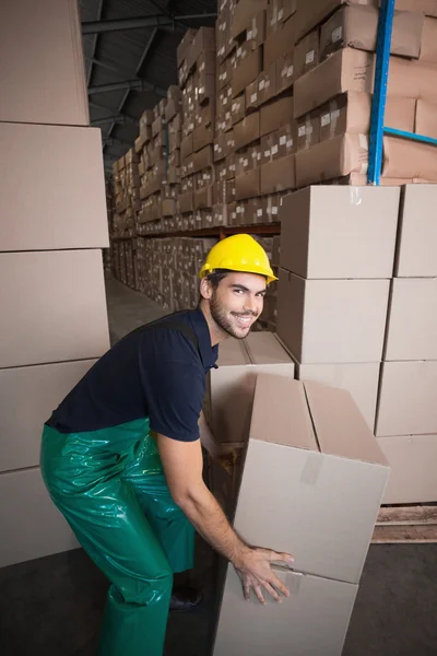 Lagerarbetaren laddar upp en lastpall — Stockfoto