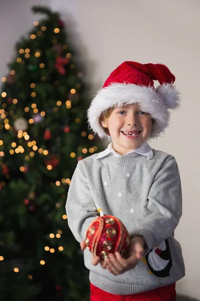 Niño usando un sombrero de santa —  Fotos de Stock