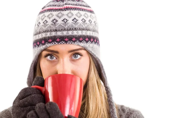 Glad blondin i vinterkläder håller mugg — Stockfoto