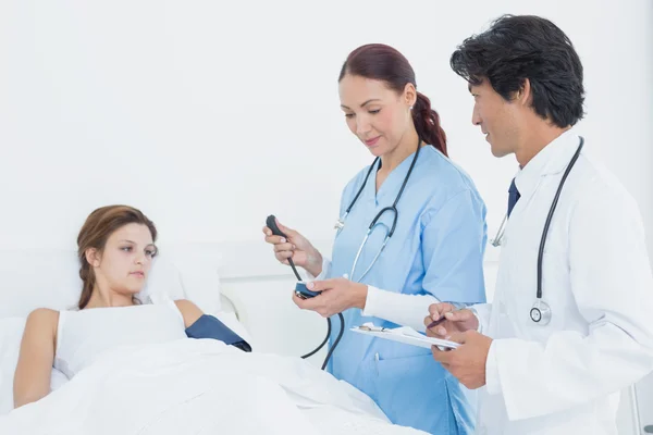 Médico segurando um prontuário — Fotografia de Stock