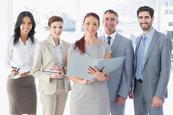 Equipo de negocios leyendo desde archivos — Foto de Stock