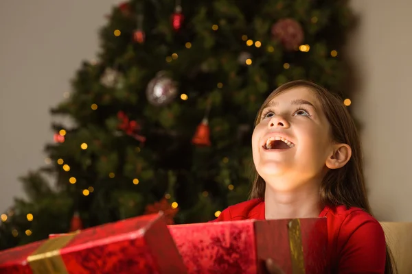 Kleines Mädchen öffnet ein magisches Weihnachtsgeschenk — Stockfoto