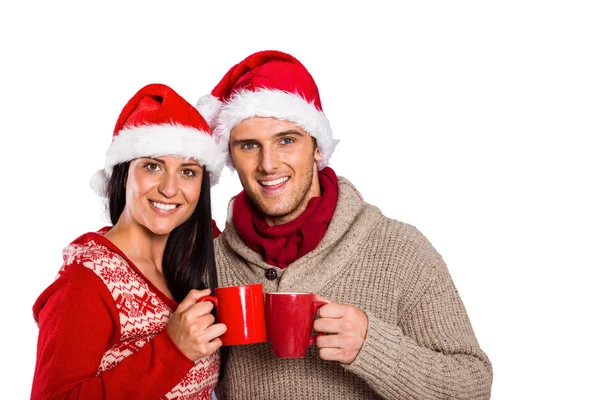 Jovem casal festivo segurando canecas — Fotografia de Stock