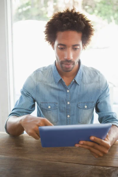 Casual man använder sin tablet — Stockfoto