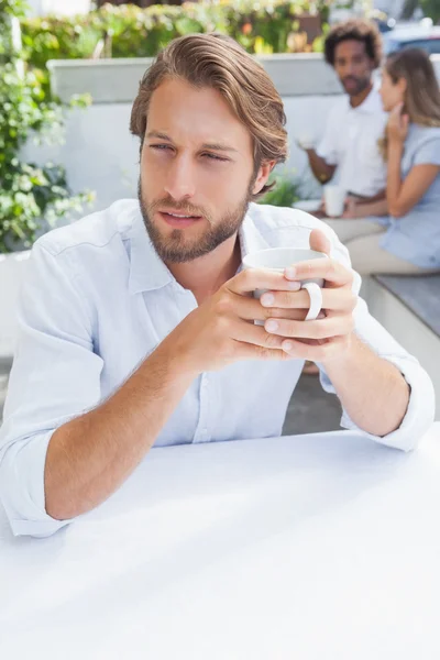 Un uomo premuroso che prende un caffè — Foto Stock